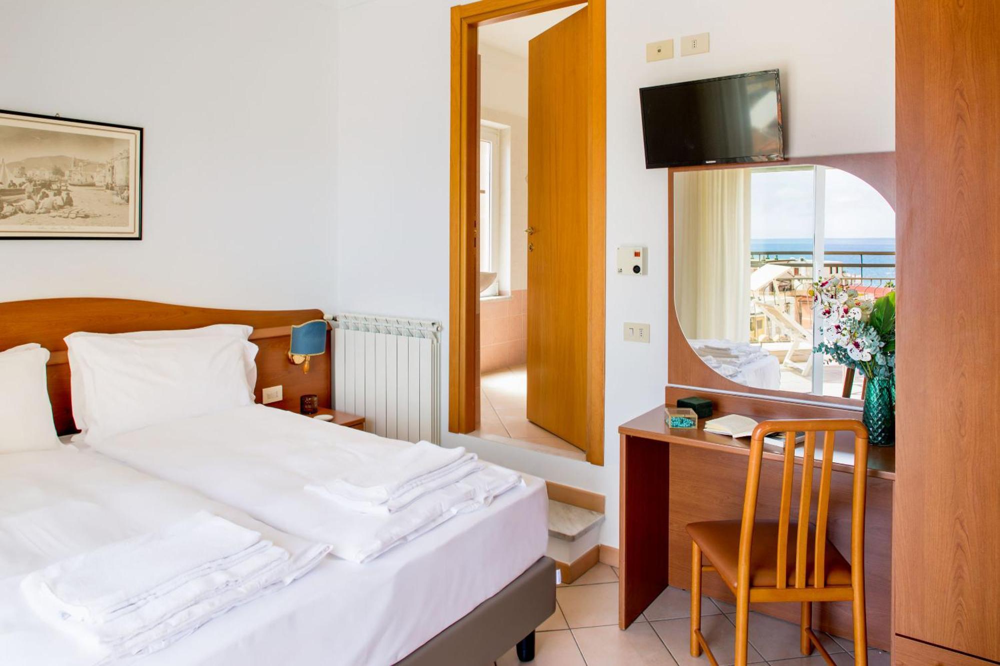 Hotel Tritone ไลเกวญา ภายนอก รูปภาพ