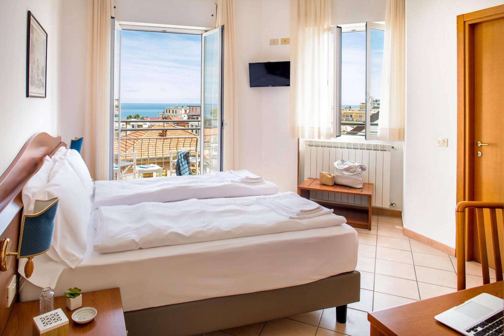 Hotel Tritone ไลเกวญา ภายนอก รูปภาพ