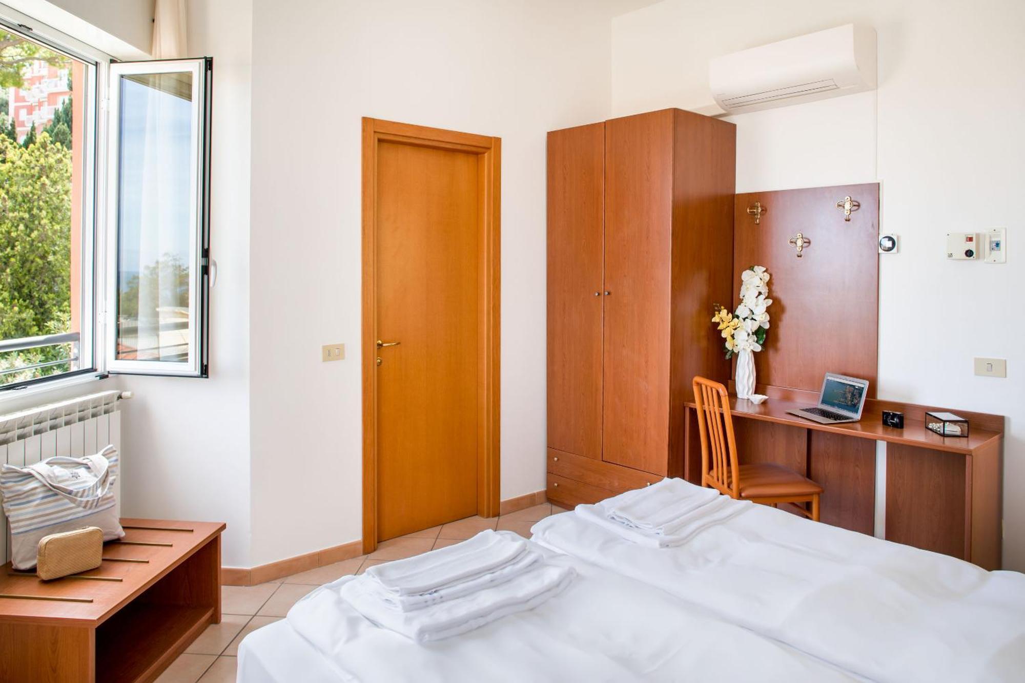 Hotel Tritone ไลเกวญา ภายนอก รูปภาพ