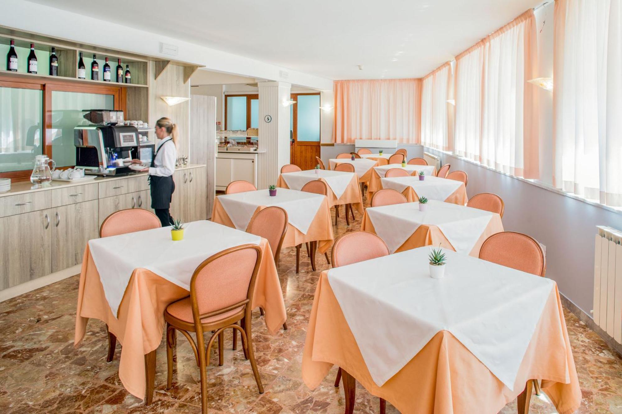 Hotel Tritone ไลเกวญา ภายนอก รูปภาพ