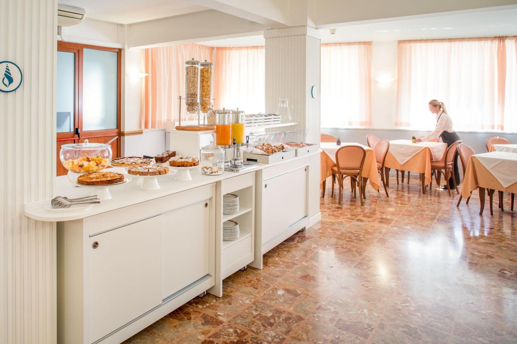 Hotel Tritone ไลเกวญา ภายนอก รูปภาพ