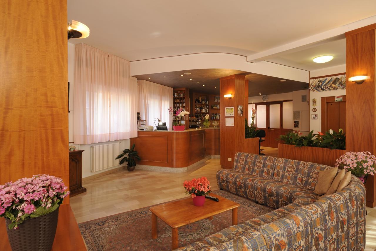 Hotel Tritone ไลเกวญา ภายนอก รูปภาพ