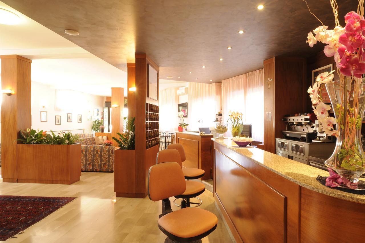 Hotel Tritone ไลเกวญา ภายนอก รูปภาพ