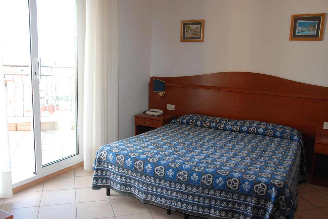Hotel Tritone ไลเกวญา ภายนอก รูปภาพ